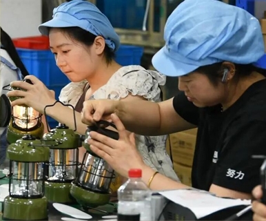 新华网报道！中国每出口10支手电筒，7支来自浙江这个小镇！