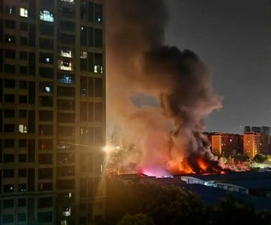 凌晨，一建材市场突发火灾！“老板们损失挺严重的…”